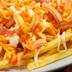 BATATA FRITA COM QUEIJO E BACON